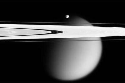 Imagen de dos de los satélites de Saturno: Titán (el grande) y Epimeteo (pequeño, en el centro). En primer plano, los anillos del planeta. Foto tomada por la sonda  Cassini  el 28 de abril de 2006.