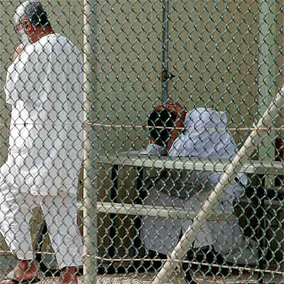 Dos detenidos en la prisión de la base estadounidense de Guantánamo, el pasado 16 de febrero.