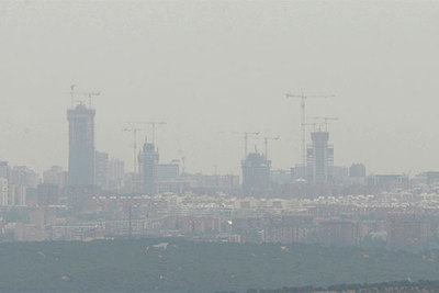 Una imagen de la contaminación de la ciudad tomada ayer desde la A-3.