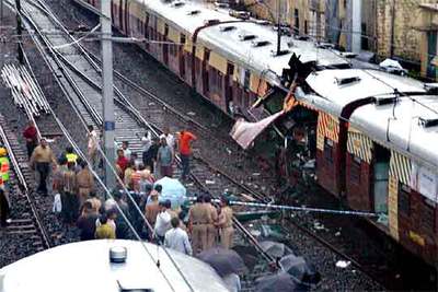 Uno de los vagones reventados por una explosión en Bombay en una imagen similar a las del 11-M.