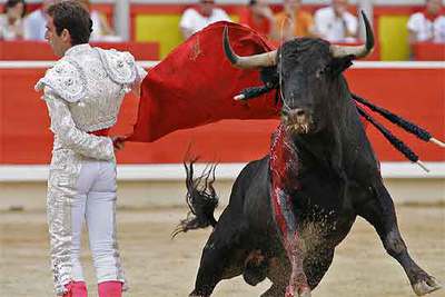 Salvador Cortés, en su primer toro, al que cortó dos orejas.
