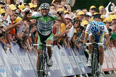 Juan Miguel Mercado levanta los brazos celebrando su victoria en la etapa.