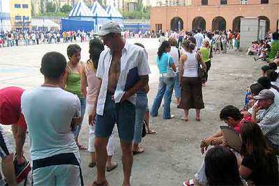Inmigrantes esperan su turno en la Brigada Provincial de Documentación y Extranjería en Carabanchel.