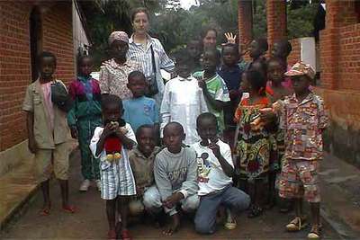 Cooperantes españoles de la ONG Cerca y Lejos, con niños de Camerún.