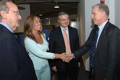 Trinidad Jiménez saluda a Howard Dean, líder del Partido Demócrata, en presencia del embajador español en EE UU, Carlos Westendorp, y José Blanco (en el centro), el pasado miércoles en Washington.