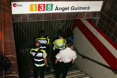 Agentes de policía entran en la madrugada de ayer en una estación del metro para reconstruir el accidente.