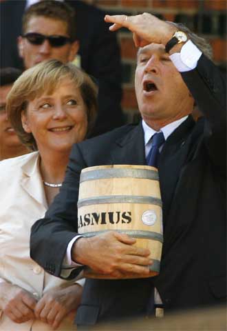 Angela Merkel y George W. Bush, durante su encuentro en la ciudad alemana de Stralsund.