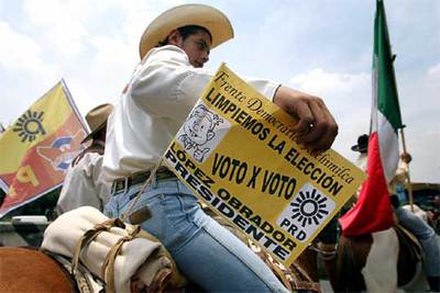 Un manifestante a caballo muestra un cartel en el que se pide el recuento de votos en México.