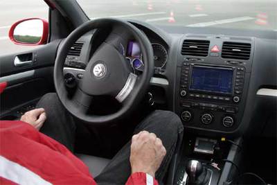 Un Golf GTi autoguiado recorre un circuito a la máxima velocidad posible. Trabaja con programas informáticos similares a los que se utilizan en la fórmula 1.