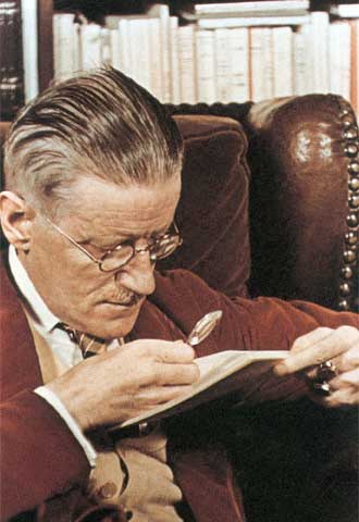 James Joyce con una lupa. París, 1939.