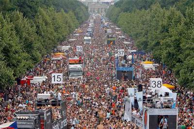 Miles de personas en el desfile del Love Parade por la calle del 17 de junio, en Berlín.