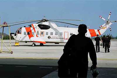 La tripulación que dirigía Ortiz de Zárate se encamina hacia un helicóptero idéntico al que ocupaban cuando el pasado día 8 sufrieron el accidente.