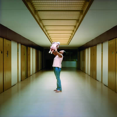 La hondureña Crissa Melissa Pinnaca, de 26 años, feliz con su hijita en el centro de Soto del Real (Madrid).