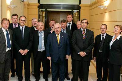 De izq a dcha: D. Ross, J. Cosmen, Ph. White, T. Areces, J. Cosmen. Detrás: J. Carbajo y R. O'toole.