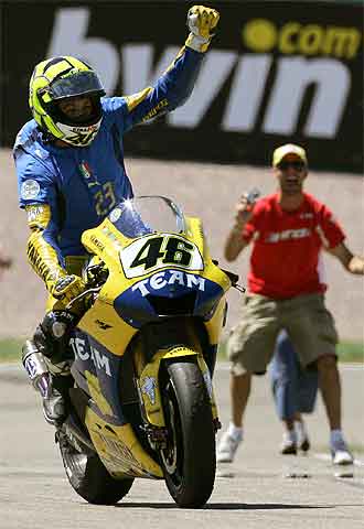 Rossi, con la camiseta de Materazzi puesta, festeja su victoria en Alemania.