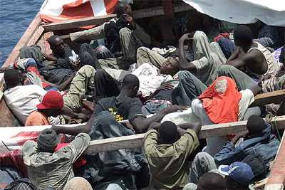 DESEMBARCOS DE 'SIN PAPELES' EN CANARIAS Y EN ITALIA