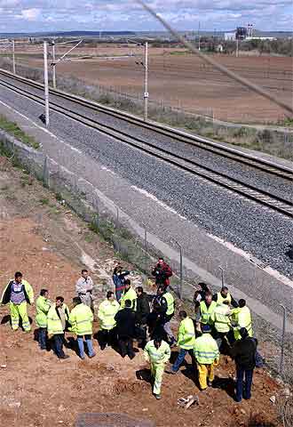 Los artificieros trabajan junto a la vía del AVE en Mocejón (Toledo) donde los terroristas colocaron una bomba el 2 de abril de 2004.