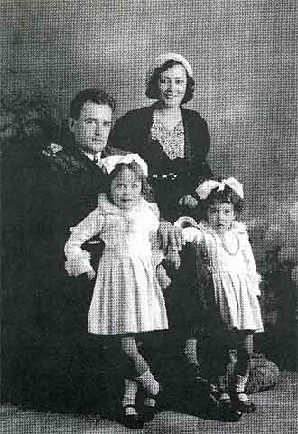 Virgilio Leret y su esposa, Carlota O'Neill, junto a sus hijas, Mariola y Carlota.