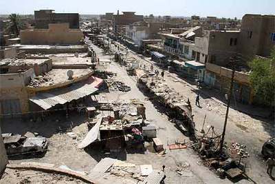 Imagen del mercado de Mahmudiya tras el ataque de un grupo de pistoleros con morteros y metralletas.