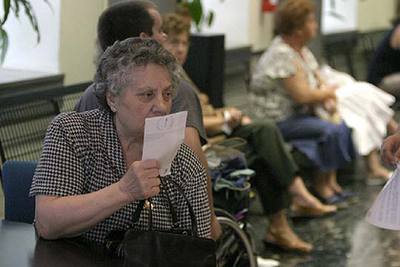 Varios pensionistas esperan, ayer, en las oficinas de la Seguridad Social de Vitoria.