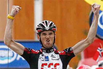 Frank Schleck celebra su victoria en Alpe d'Huez.