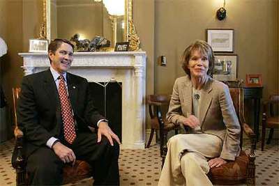 Bill Frist, junto a la actriz diabética Mary Tyler Moore, que apoya la investigación con células madre.