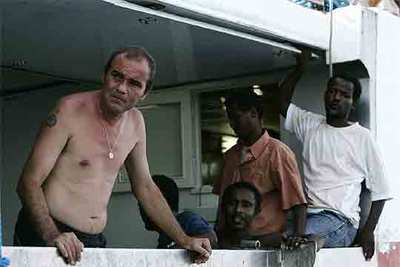 El capitán del pesquero  Francisco y Catalina,  José Durá, junto a cuatro de los inmigrantes rescatados.