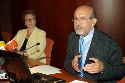 Carmen Martínez Aguayo y Juan Antonio Fernández Cordón, ayer, en el acto de presentación.