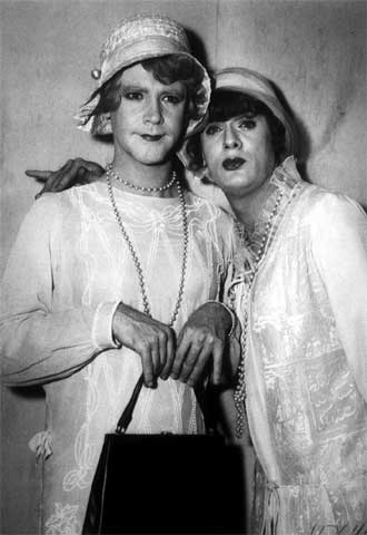 Jack Lemmon (izquierda) y Tony Curtis, en  Con faldas y a lo loco. 