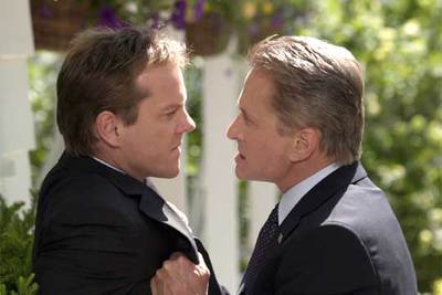 Kiefer Sutherland (izquierda) y Michael Douglas, en  La sombra de la sospecha. 