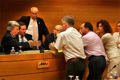 Los integrantes de la comisión, ayer, antes de iniciarse la runión.