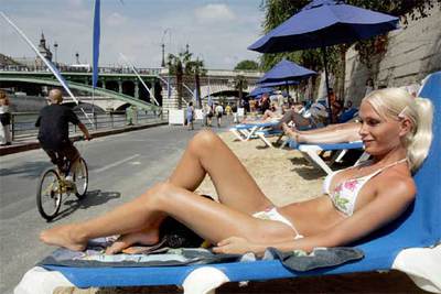 Una mujer en la playa urbana de París.