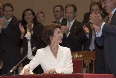 Paloma O'Shea, aplaudida por los asistentes tras ser nombrada hija adoptiva de Santander.