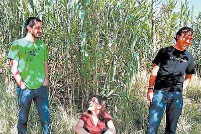 Eugenia  Malela  Durán, entre Roberto Herreros, a la izquierda, y Pepo Márquez.