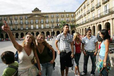 Un grupo de turistas, a primeros de julio, en la Plaza Nueva de Bilbao.