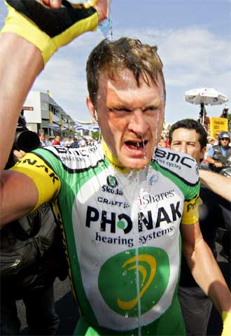 Landis se refresca tras la contrarreloj de ayer.