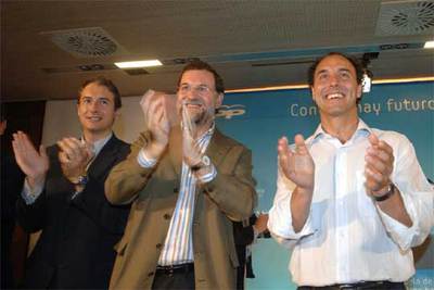El líder del PP, Mariano Rajoy (en el centro), con los candidatos del partido a la alcaldía de Santander, Íñigo de la Serna (izquierda), y a la presidencia de Cantabria, Ignacio Diego.