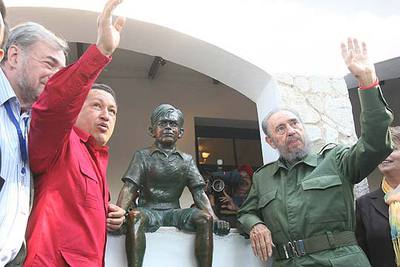 Chávez (izquierda) y Castro, en la casa museo del Che Guevara, en la ciudad argentina de Alta Gracia