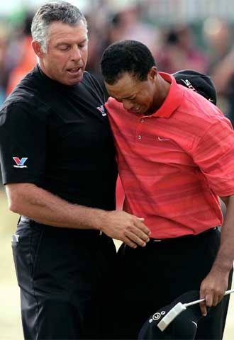 Tiger Woods, a la derecha, llora sobre el hombro de Steve Williams, su  caddie.