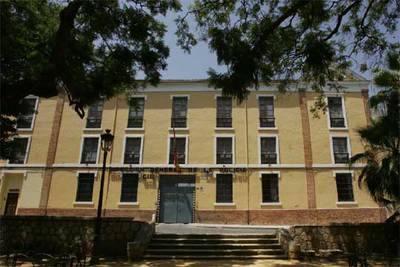 Fachada del Centro de Internamiento de Extranjeros de Málaga.