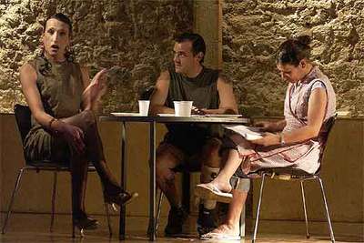 Los actores de la narcosala, durante el ensayo general de la obra.