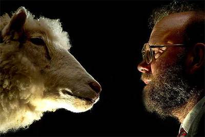 El doctor Ian Wilmut observa la cabeza de  Dolly , conservada en el Museo Nacional de Edimburgo.