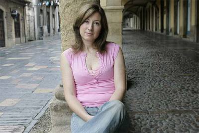 La española María Amor González, madre de los cuatro niños, posa ayer en Avilés.