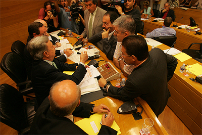 Los portavoces de la comisión y los miembros de la mesa, ayer, antes de iniciar la reunión.