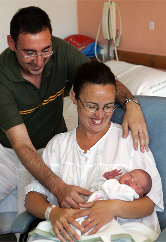 Carmen, con sus padres, Victoria y José Manuel.