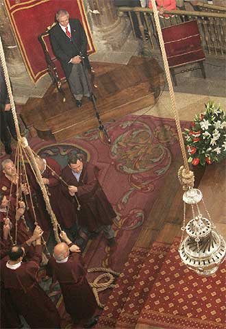 Emilio Pérez Touriño, ante el  botafumeiro  tras su ofrenda al apóstol Santiago.