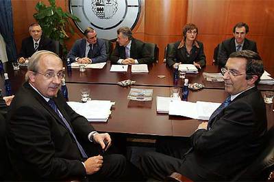 Idoia Zenarruzabeitia (al fondo) con los diputados generales, en una reunión del Consejo Vasco de Finanzas.