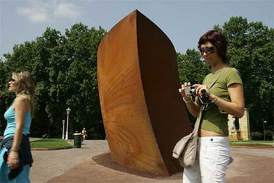  New Union  (2003), obra de Richard Serra instalada en el parque de Doña Casilda, en el entorno del Museo de Bellas Artes de Bilbao.