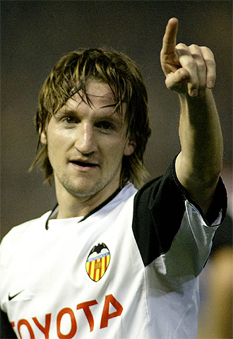 Mista celebra un gol contra el Atlético.