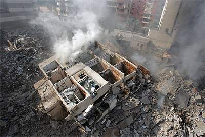 Un edificio alcanzado por los bombardeos israelíes sobre un bastión de Hezbolá al sur de Beirut.
